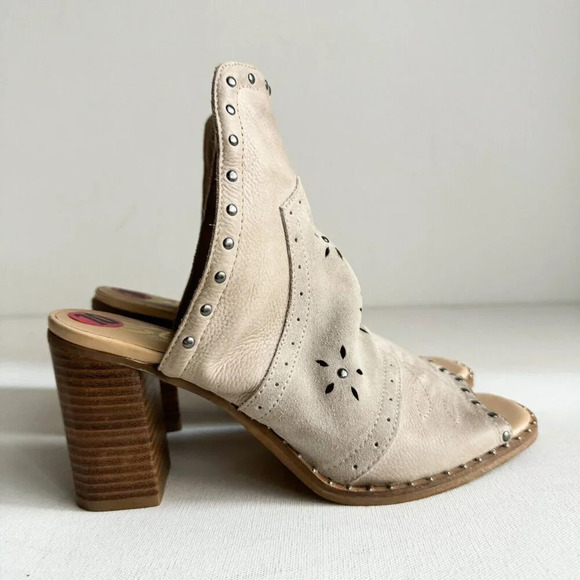 Sbicca Vintage Collection Suede Leather Light Beige Studded Slides 10 - Picture 6 of 13